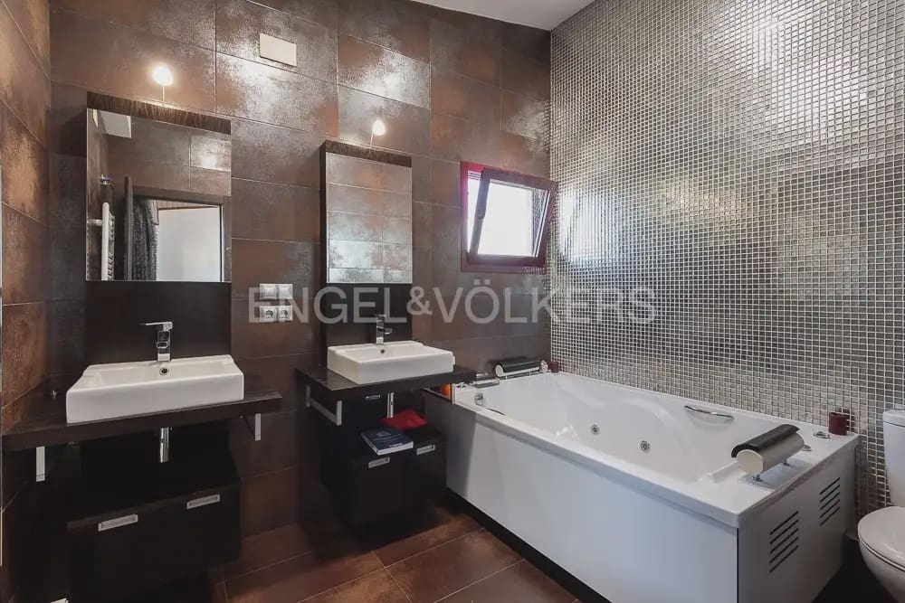 4 bedroom Villa for rent in Paterna with pool garage - € 3,500 (Ref: 9898123)