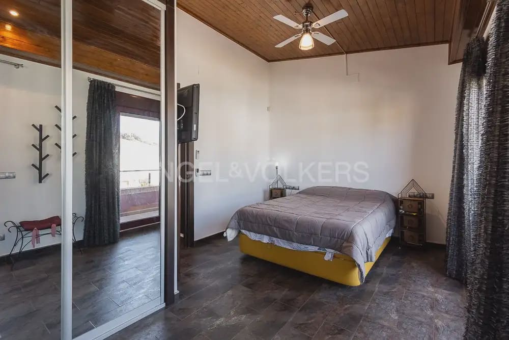 4 bedroom Villa for rent in Paterna with pool garage - € 3,500 (Ref: 9898123)