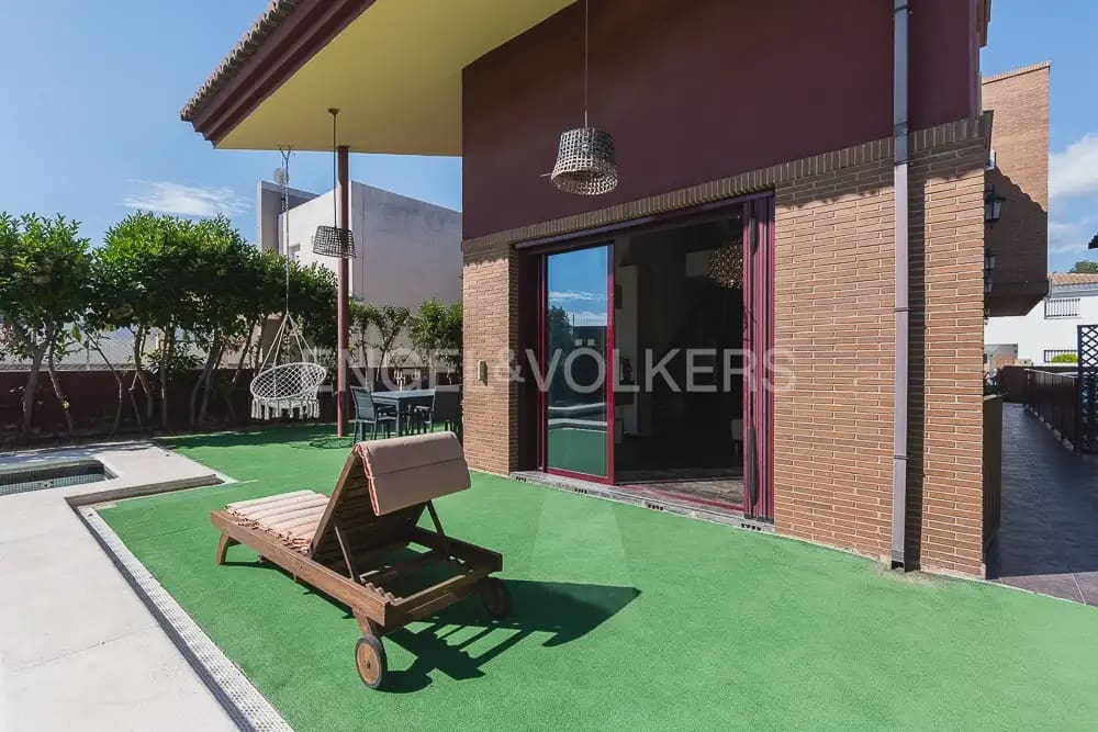 4 bedroom Villa for rent in Paterna with pool garage - € 3,500 (Ref: 9898123)