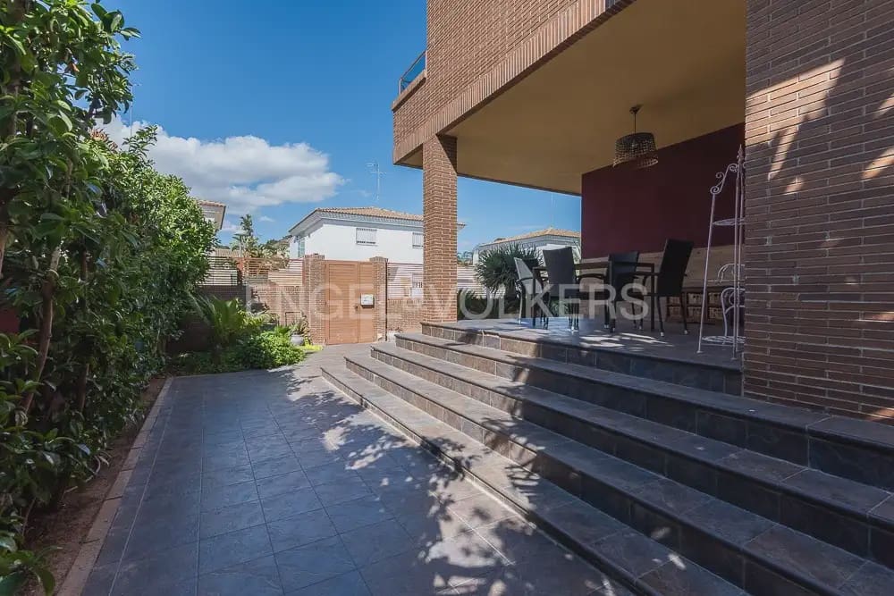 4 bedroom Villa for rent in Paterna with pool garage - € 3,500 (Ref: 9898123)