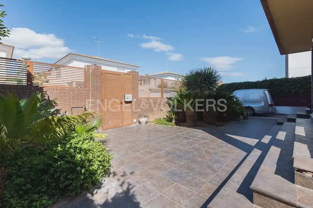 4 bedroom Villa for rent in Paterna with pool garage - € 3,500 (Ref: 9898123)