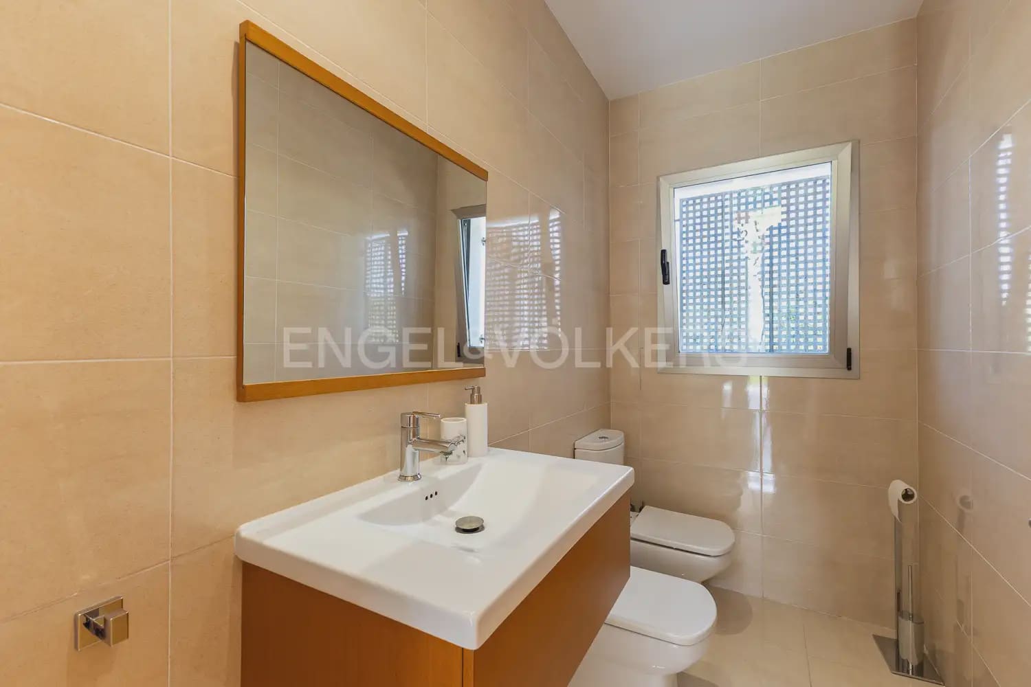 5 bedroom Villa for rent in Olocau with pool garage - € 4,000 (Ref: 9898128)