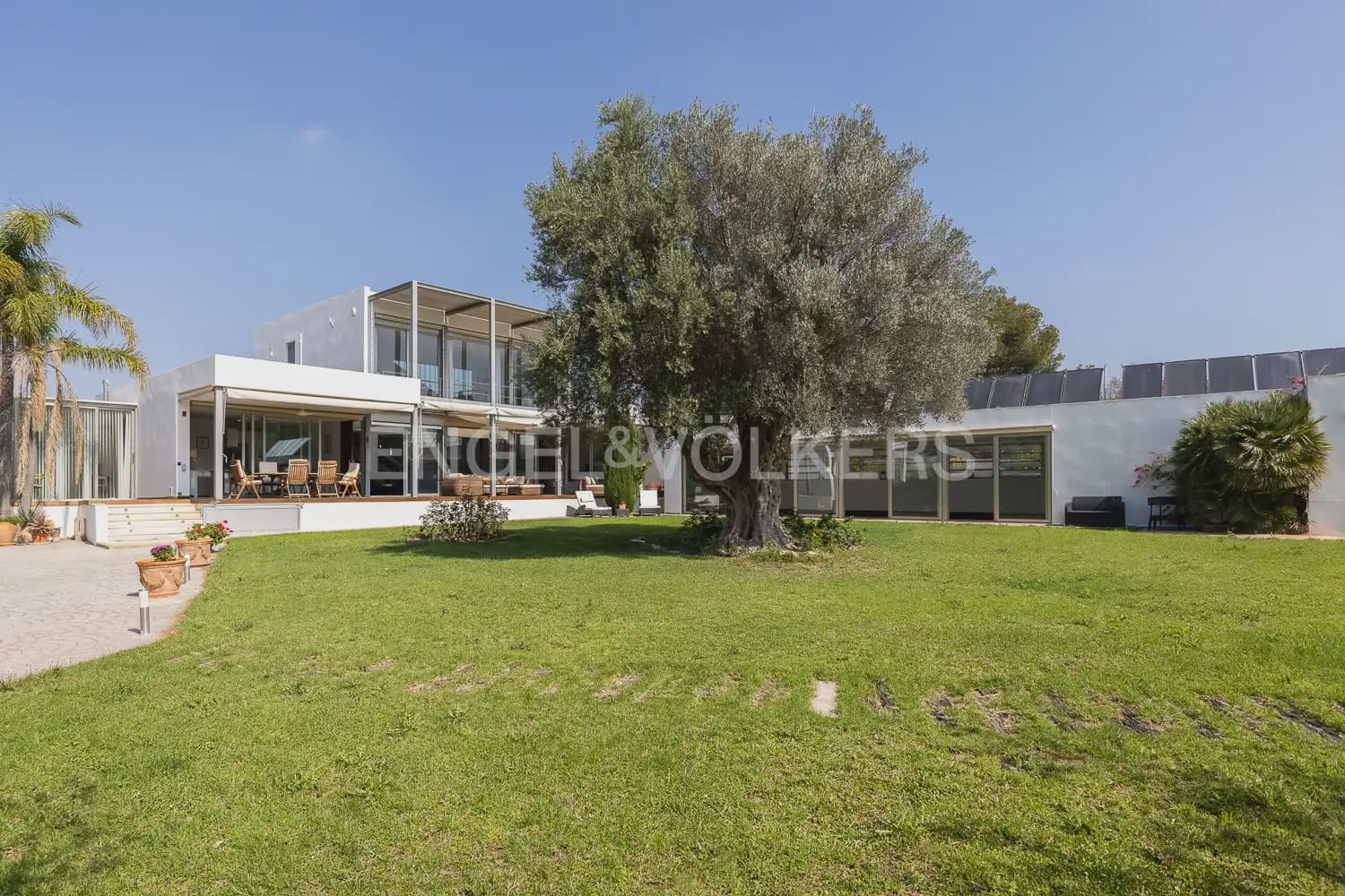 5 bedroom Villa for rent in Olocau with pool garage - € 4,000 (Ref: 9898128)