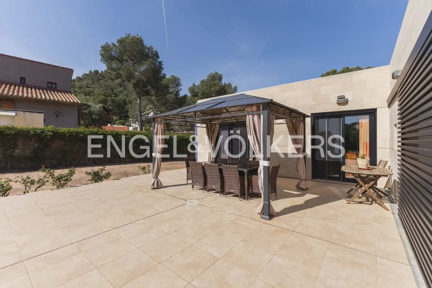 4 bedroom Villa for sale in Gilet with pool garage - € 699,000 (Ref: 9898129)