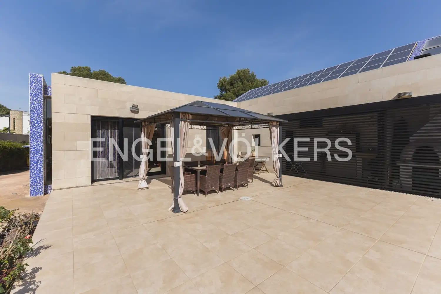 4 bedroom Villa for sale in Gilet with pool garage - € 699,000 (Ref: 9898129)
