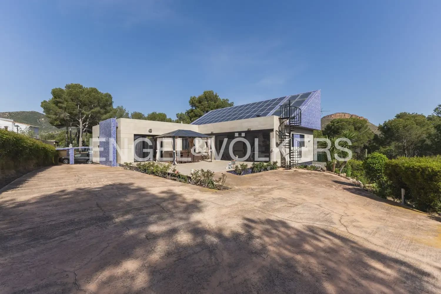 4 bedroom Villa for sale in Gilet with pool garage - € 699,000 (Ref: 9898129)