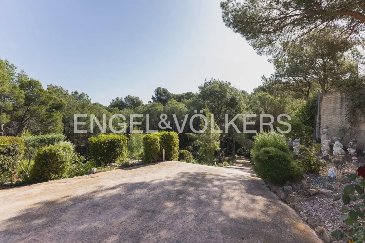4 bedroom Villa for sale in Gilet with pool garage - € 699,000 (Ref: 9898129)