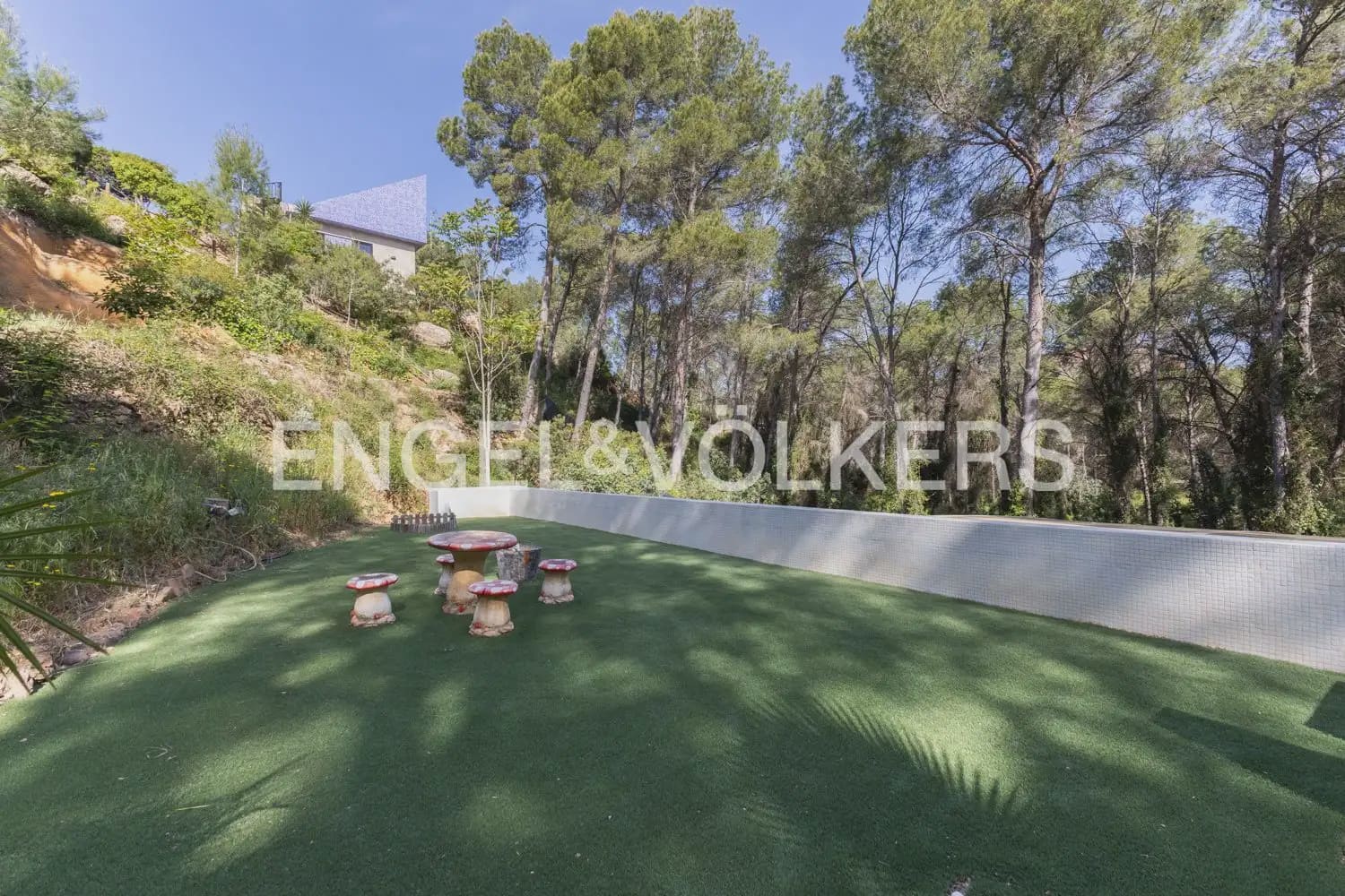 4 bedroom Villa for sale in Gilet with pool garage - € 699,000 (Ref: 9898129)