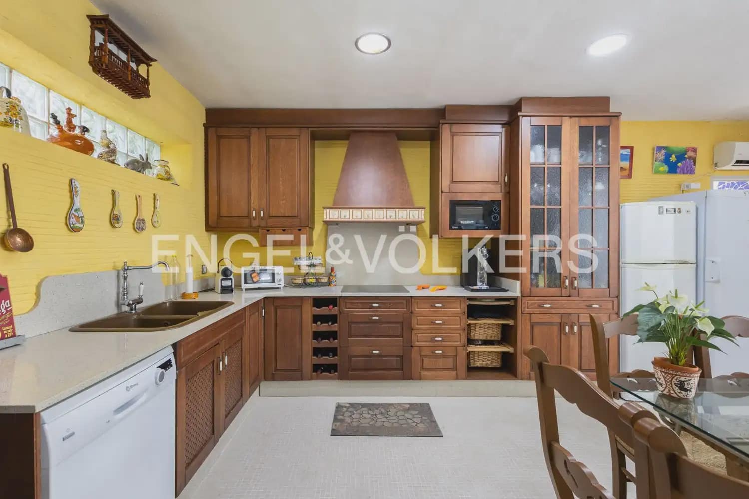 4 bedroom Villa for sale in Gilet with pool garage - € 699,000 (Ref: 9898129)