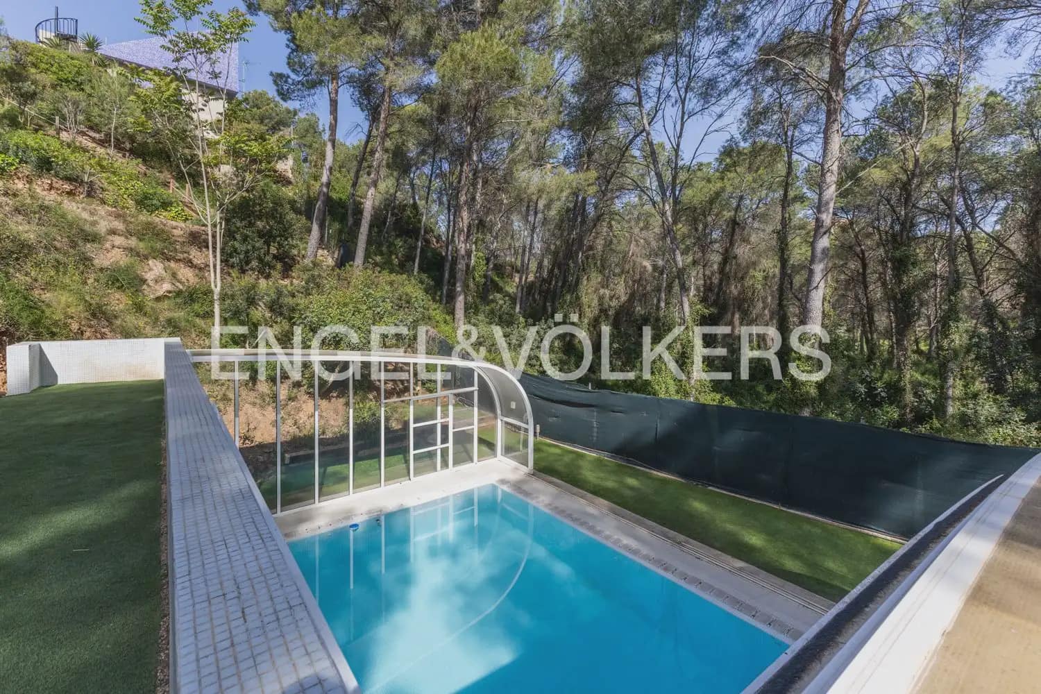 4 bedroom Villa for sale in Gilet with pool garage - € 699,000 (Ref: 9898129)