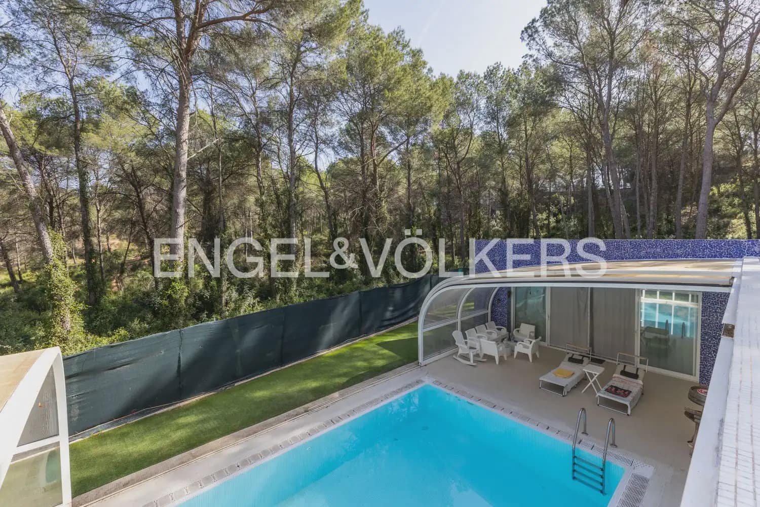 4 bedroom Villa for sale in Gilet with pool garage - € 699,000 (Ref: 9898129)