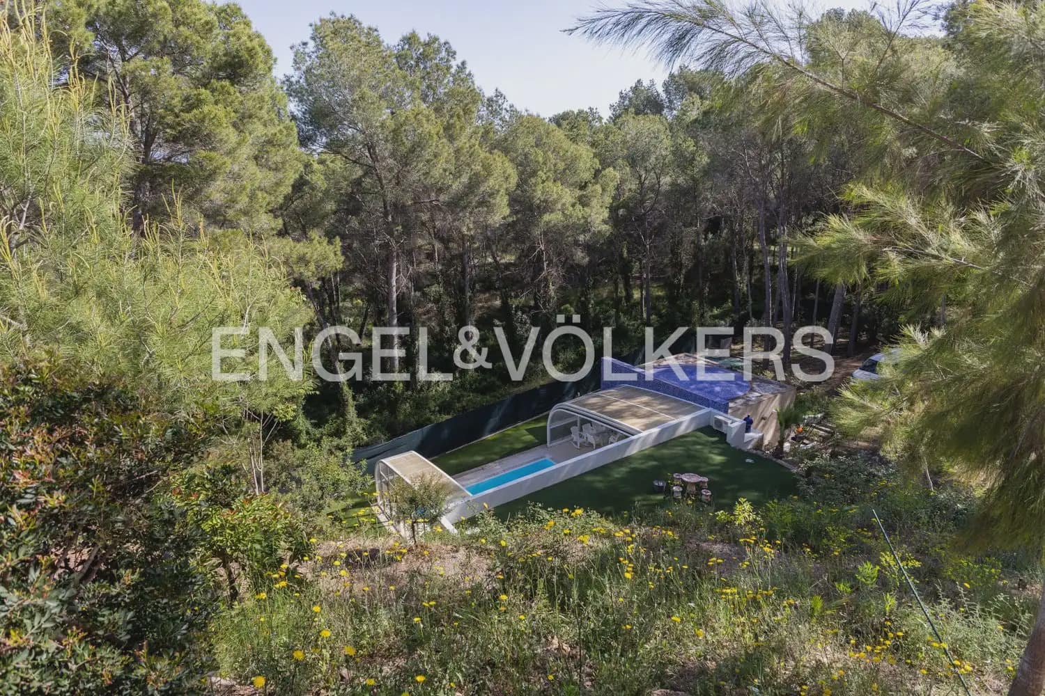 4 bedroom Villa for sale in Gilet with pool garage - € 699,000 (Ref: 9898129)