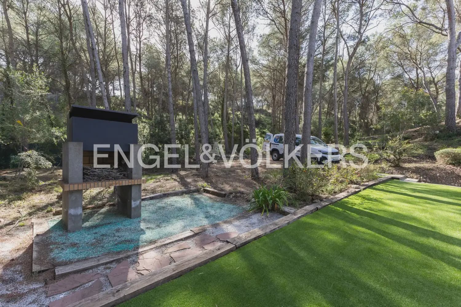 4 bedroom Villa for sale in Gilet with pool garage - € 699,000 (Ref: 9898129)