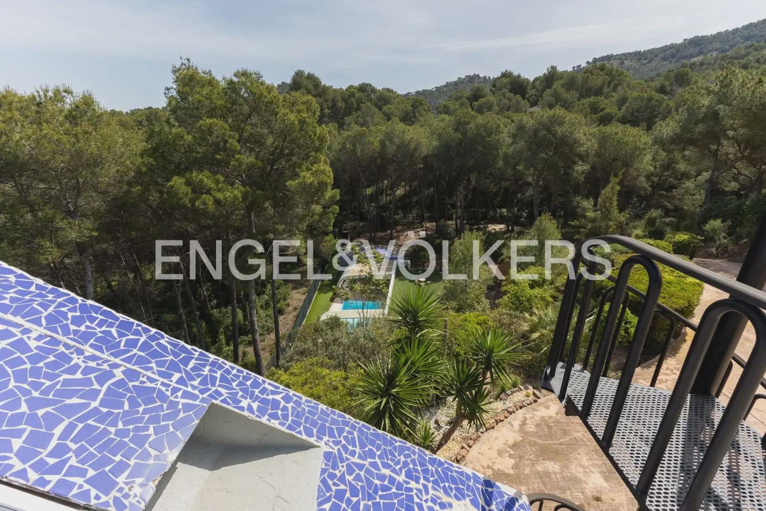 4 bedroom Villa for sale in Gilet with pool garage - € 699,000 (Ref: 9898129)