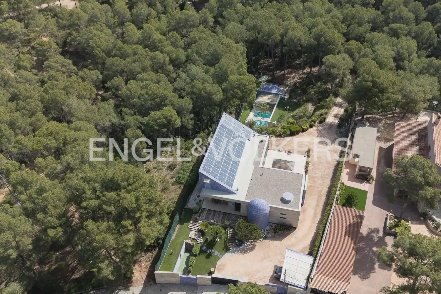 4 bedroom Villa for sale in Gilet with pool garage - € 699,000 (Ref: 9898129)