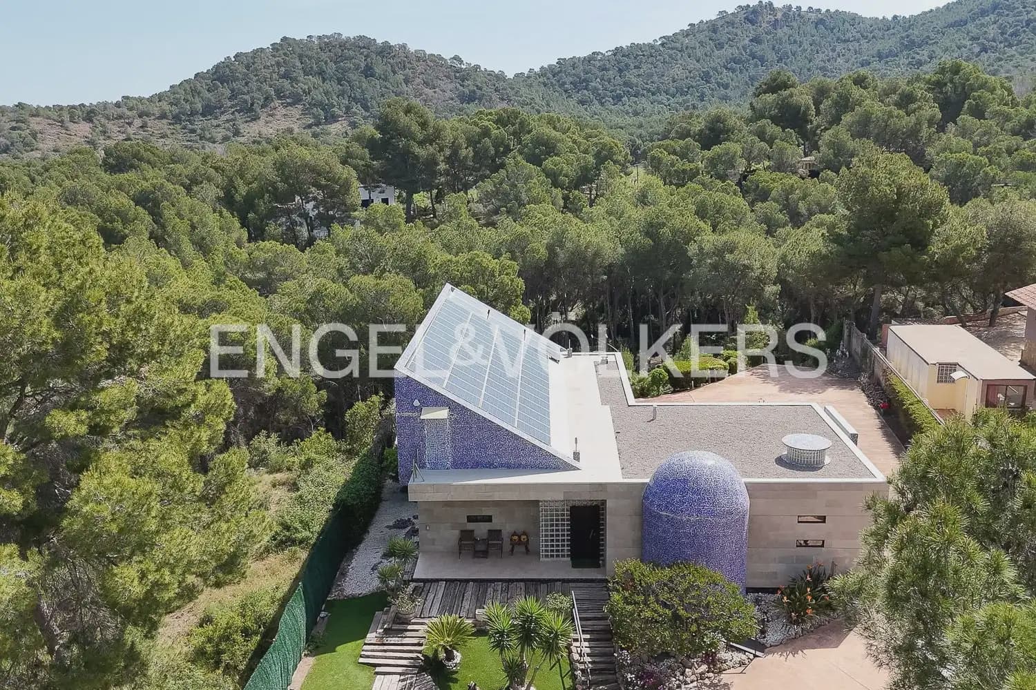 4 bedroom Villa for sale in Gilet with pool garage - € 699,000 (Ref: 9898129)