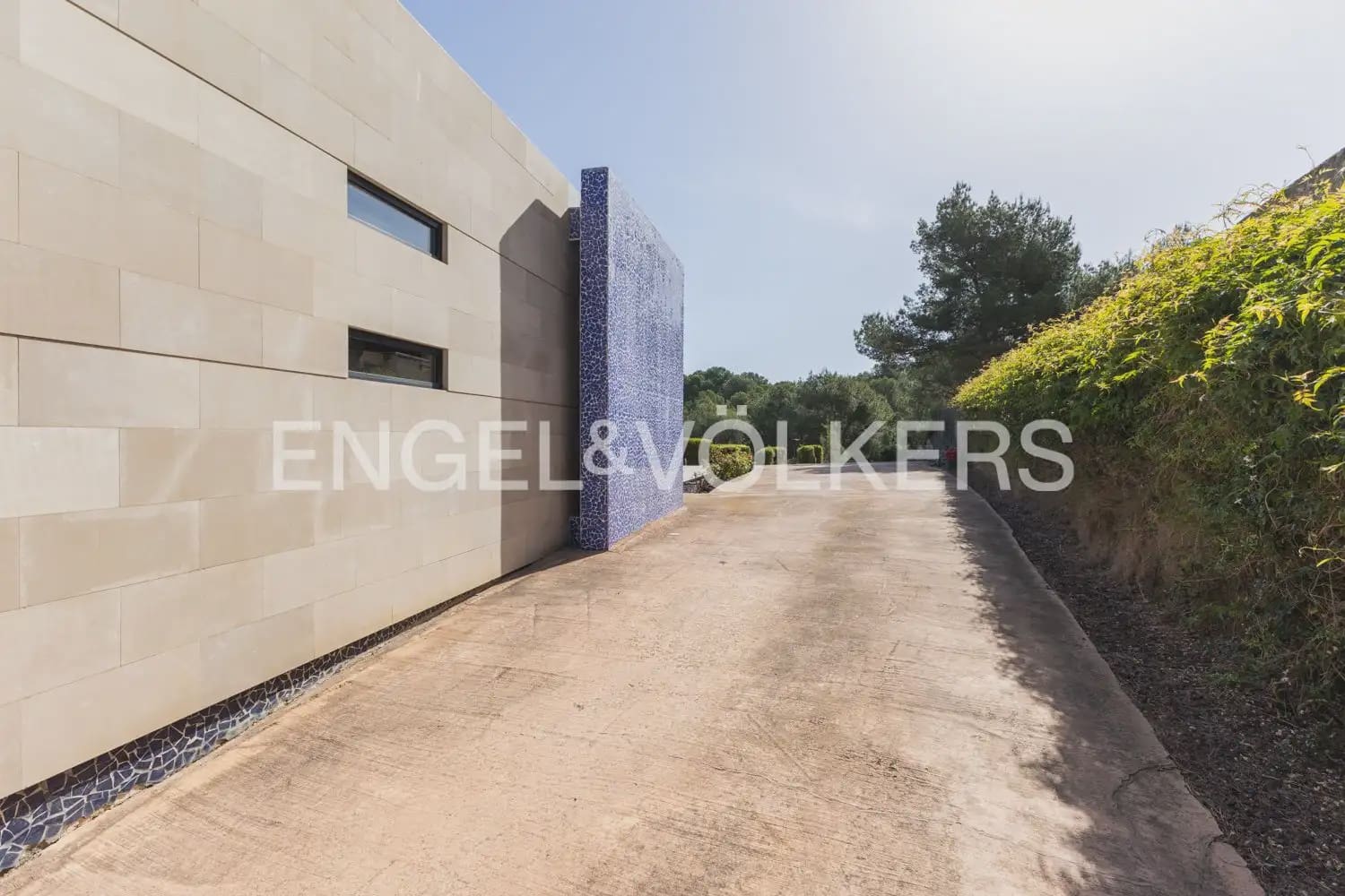 4 bedroom Villa for sale in Gilet with pool garage - € 699,000 (Ref: 9898129)