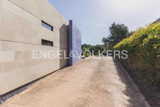 4 bedroom Villa for sale in Gilet with pool garage - € 699,000 (Ref: 9898129)