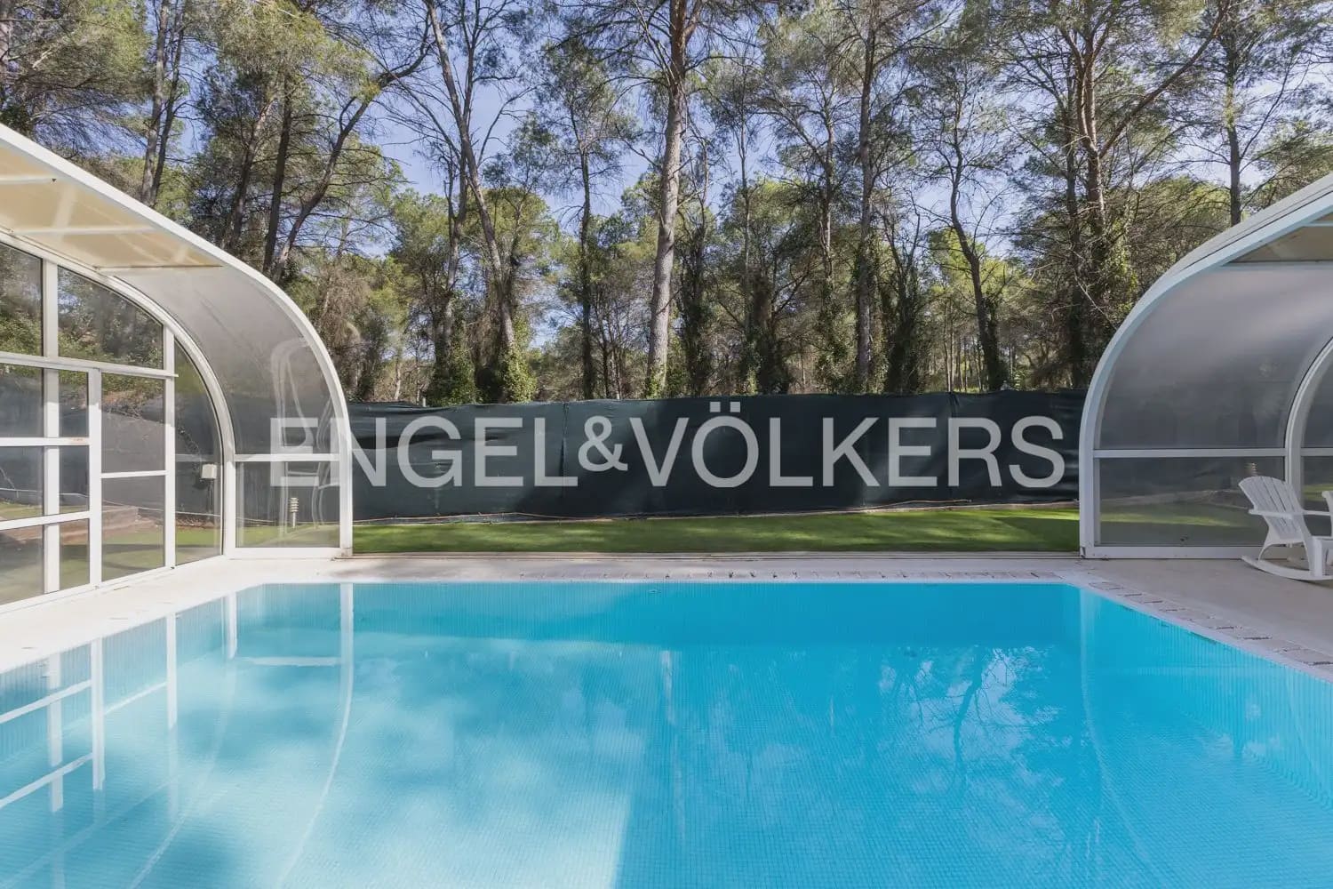 4 bedroom Villa for sale in Gilet with pool garage - € 699,000 (Ref: 9898129)