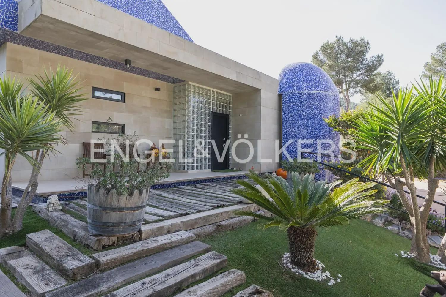 4 bedroom Villa for sale in Gilet with pool garage - € 699,000 (Ref: 9898129)