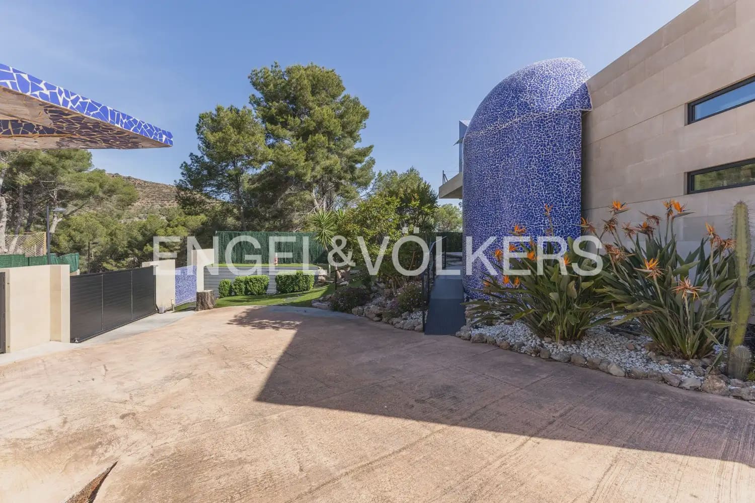 4 bedroom Villa for sale in Gilet with pool garage - € 699,000 (Ref: 9898129)
