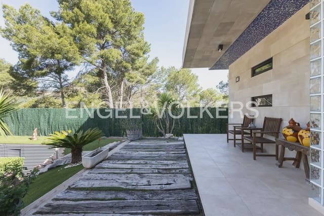 4 bedroom Villa for sale in Gilet with pool garage - € 699,000 (Ref: 9898129)