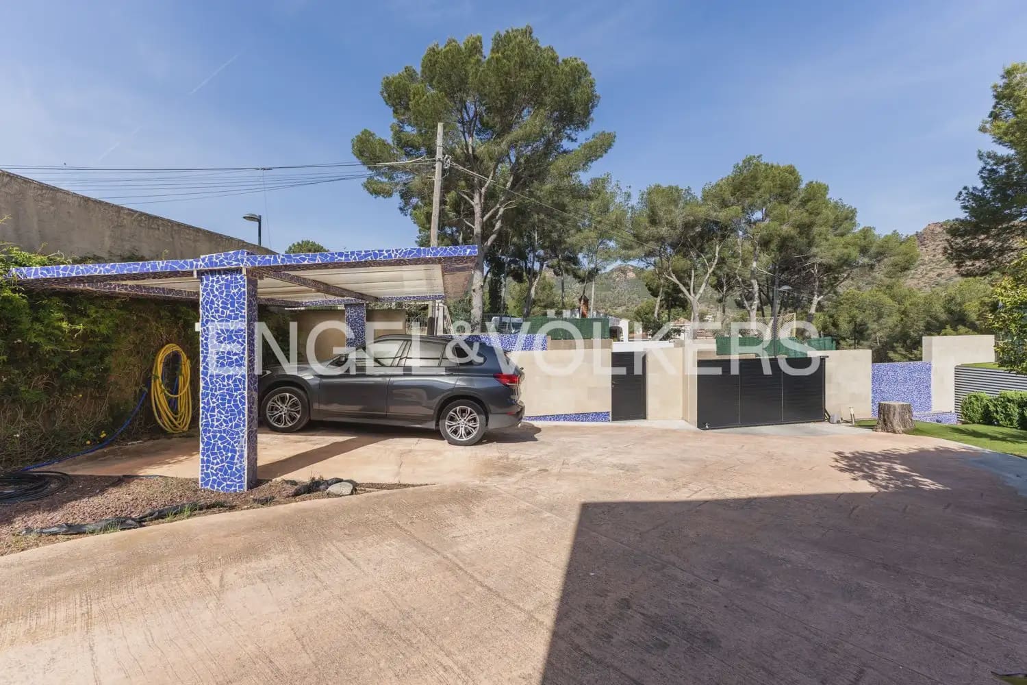 4 bedroom Villa for sale in Gilet with pool garage - € 699,000 (Ref: 9898129)