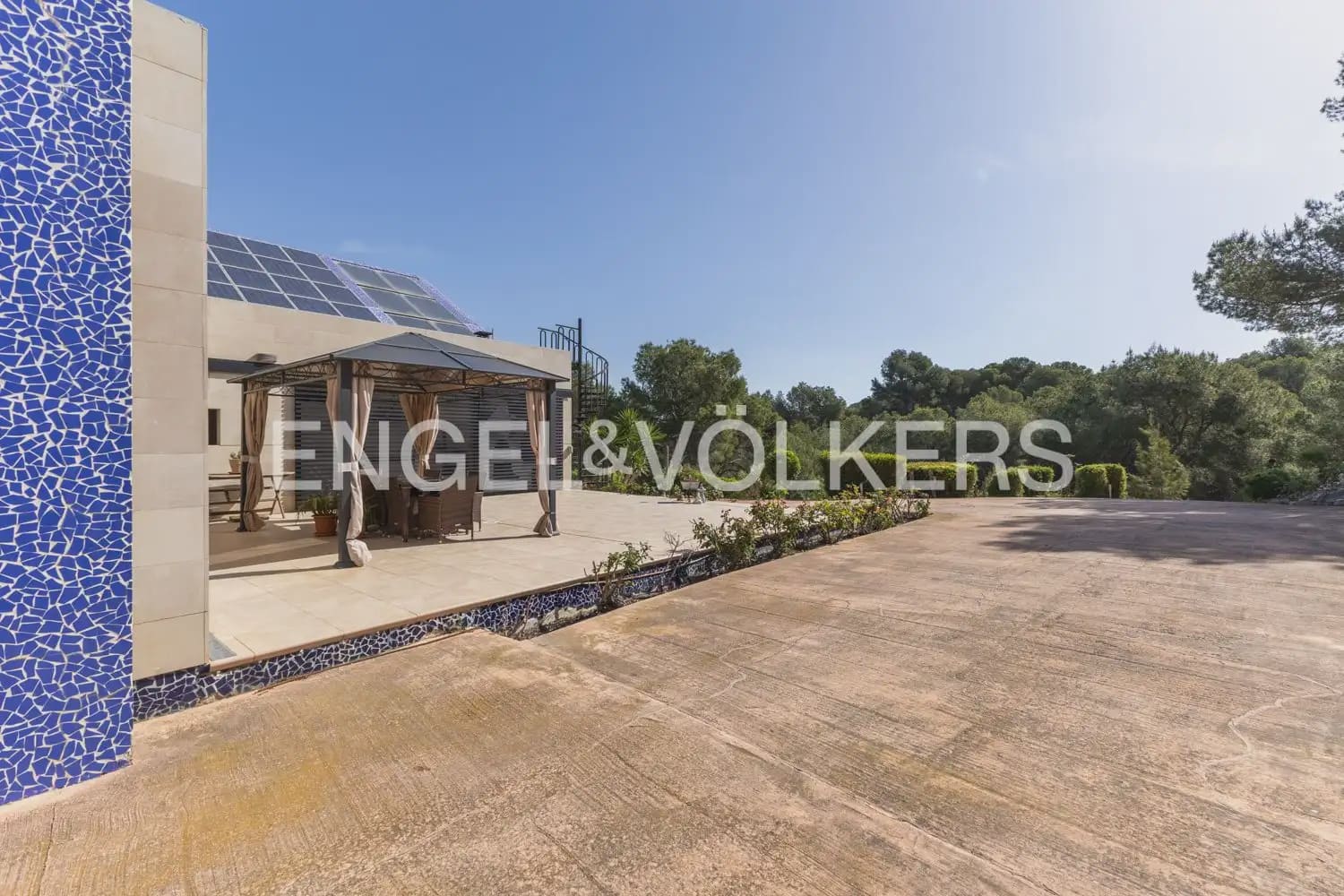4 bedroom Villa for sale in Gilet with pool garage - € 699,000 (Ref: 9898129)