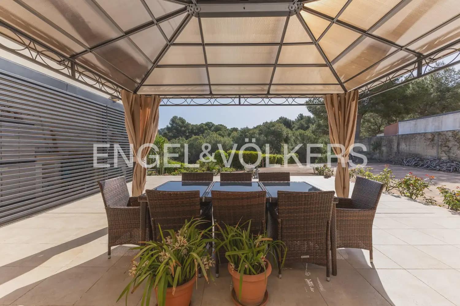 4 bedroom Villa for sale in Gilet with pool garage - € 699,000 (Ref: 9898129)