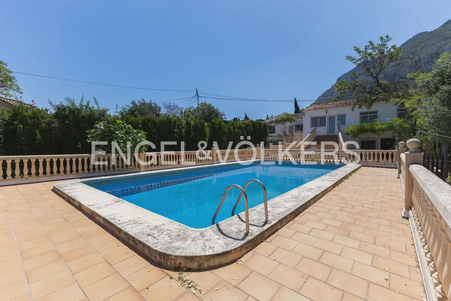 10 camera da letto Villa in vendita in Denia con piscina garage - 995.000 € (Rif: 9898131)