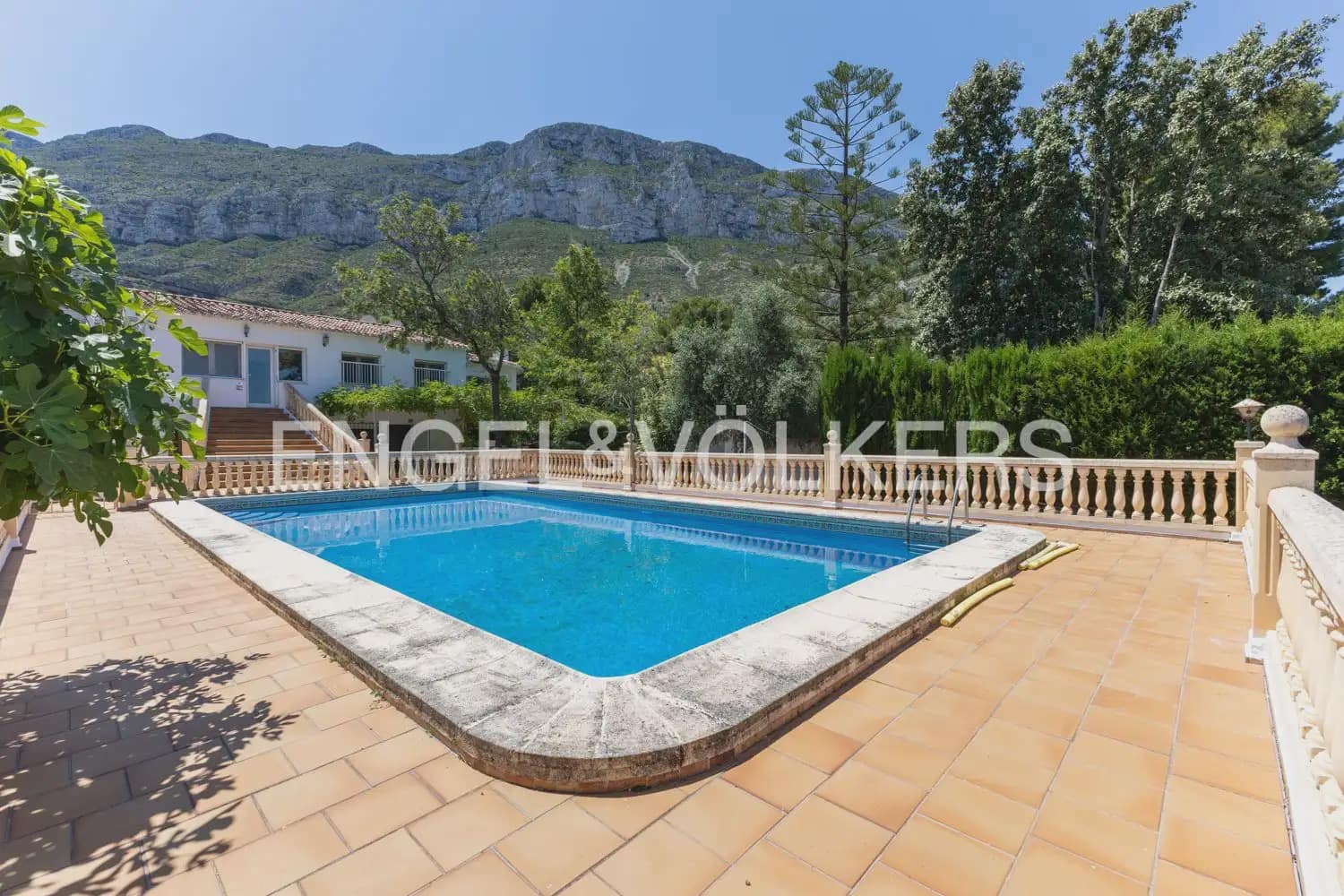 10 camera da letto Villa in vendita in Denia con piscina garage - 995.000 € (Rif: 9898131)