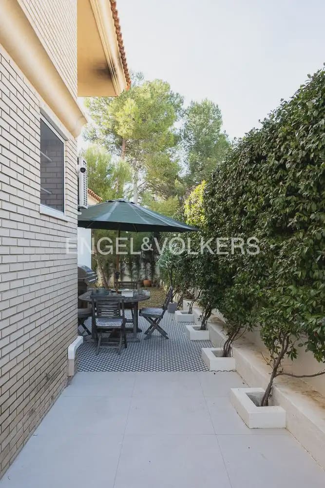4 bedroom Villa for sale in Chiva with pool garage - € 624,000 (Ref: 9898134)