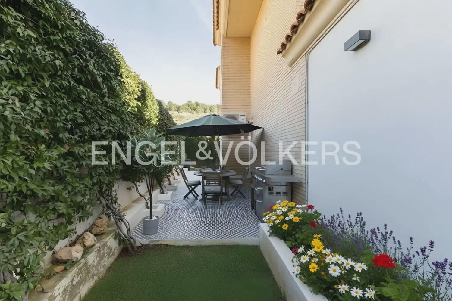 4 bedroom Villa for sale in Chiva with pool garage - € 624,000 (Ref: 9898134)