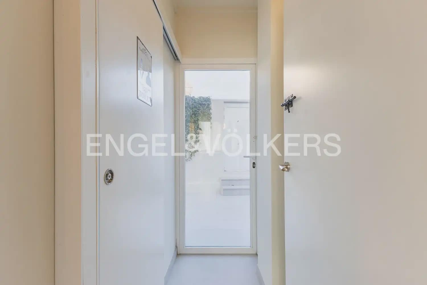 4 bedroom Villa for sale in Chiva with pool garage - € 624,000 (Ref: 9898134)