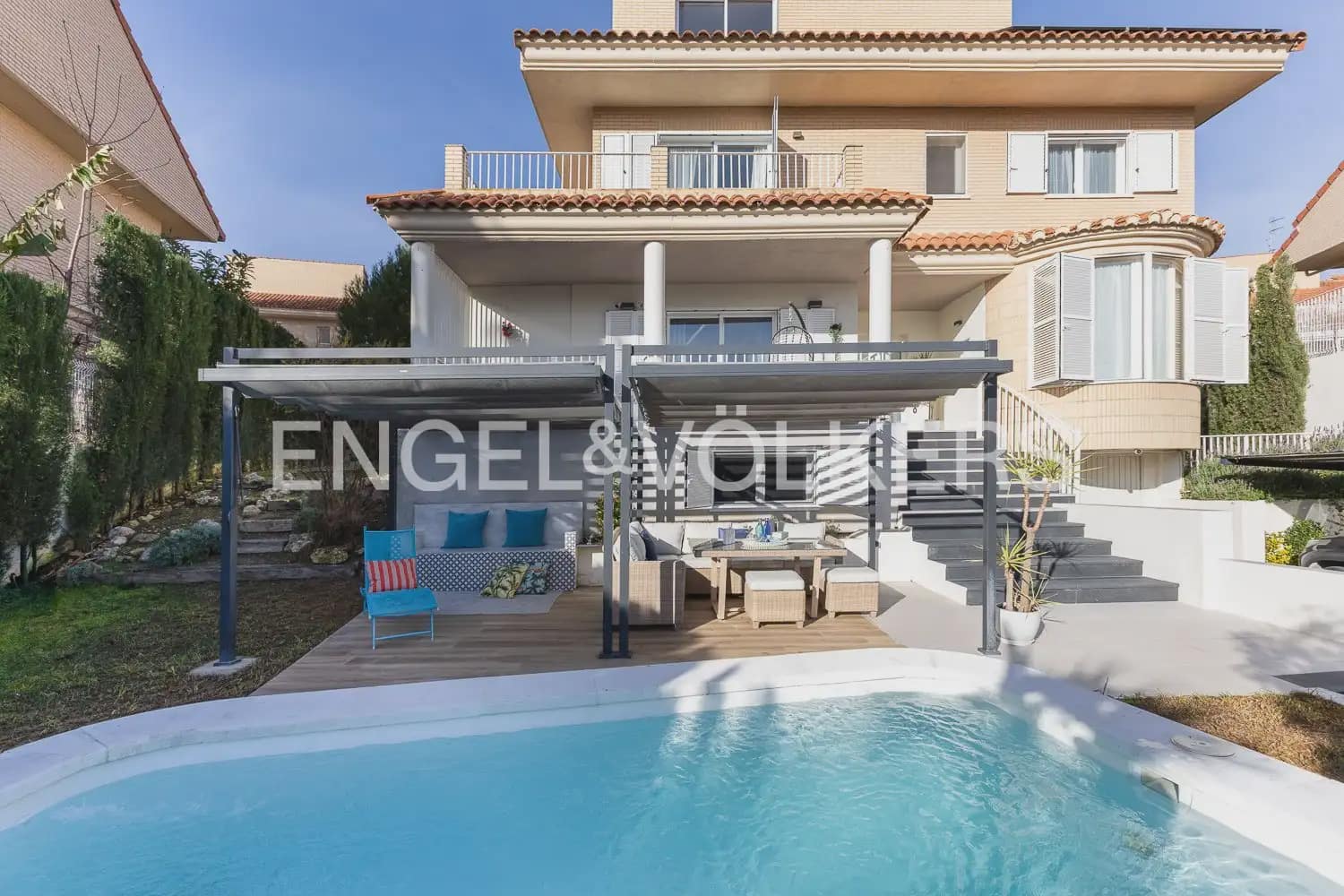 4 bedroom Villa for sale in Chiva with pool garage - € 624,000 (Ref: 9898134)