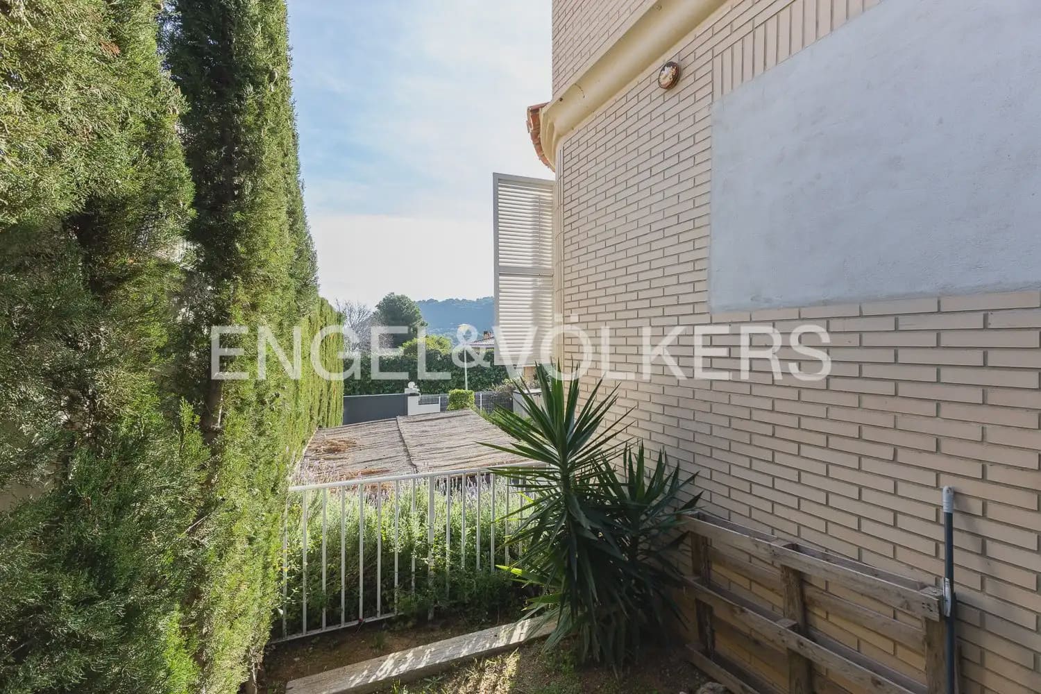 4 bedroom Villa for sale in Chiva with pool garage - € 624,000 (Ref: 9898134)