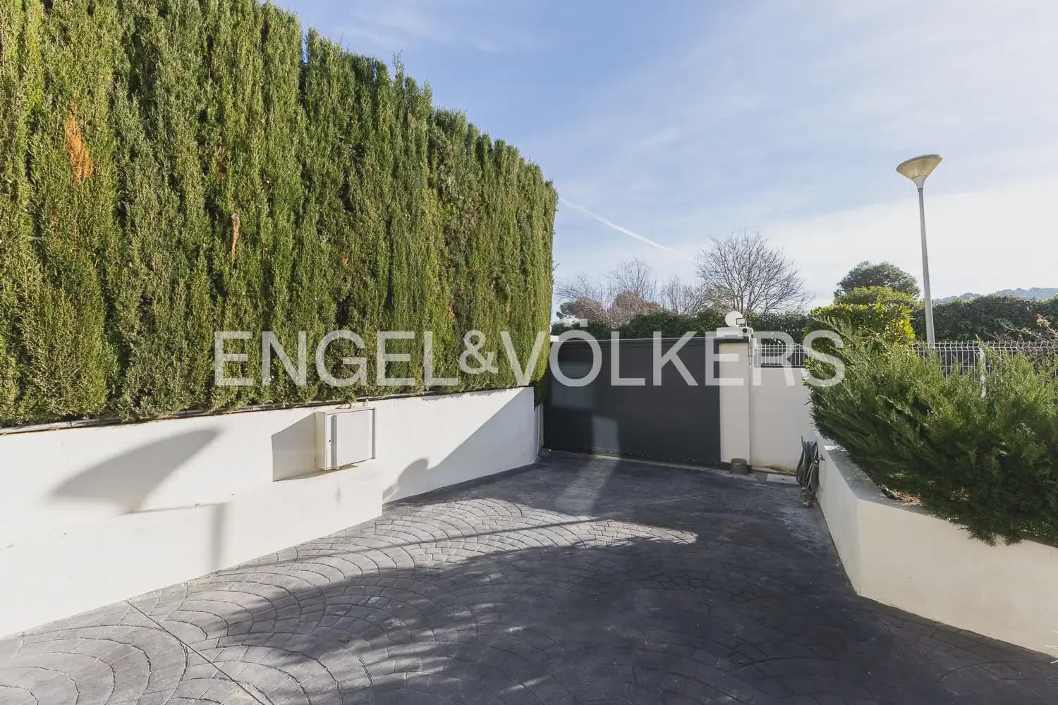 4 bedroom Villa for sale in Chiva with pool garage - € 624,000 (Ref: 9898134)