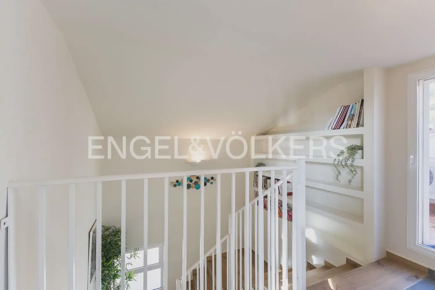 4 bedroom Villa for sale in Chiva with pool garage - € 624,000 (Ref: 9898134)