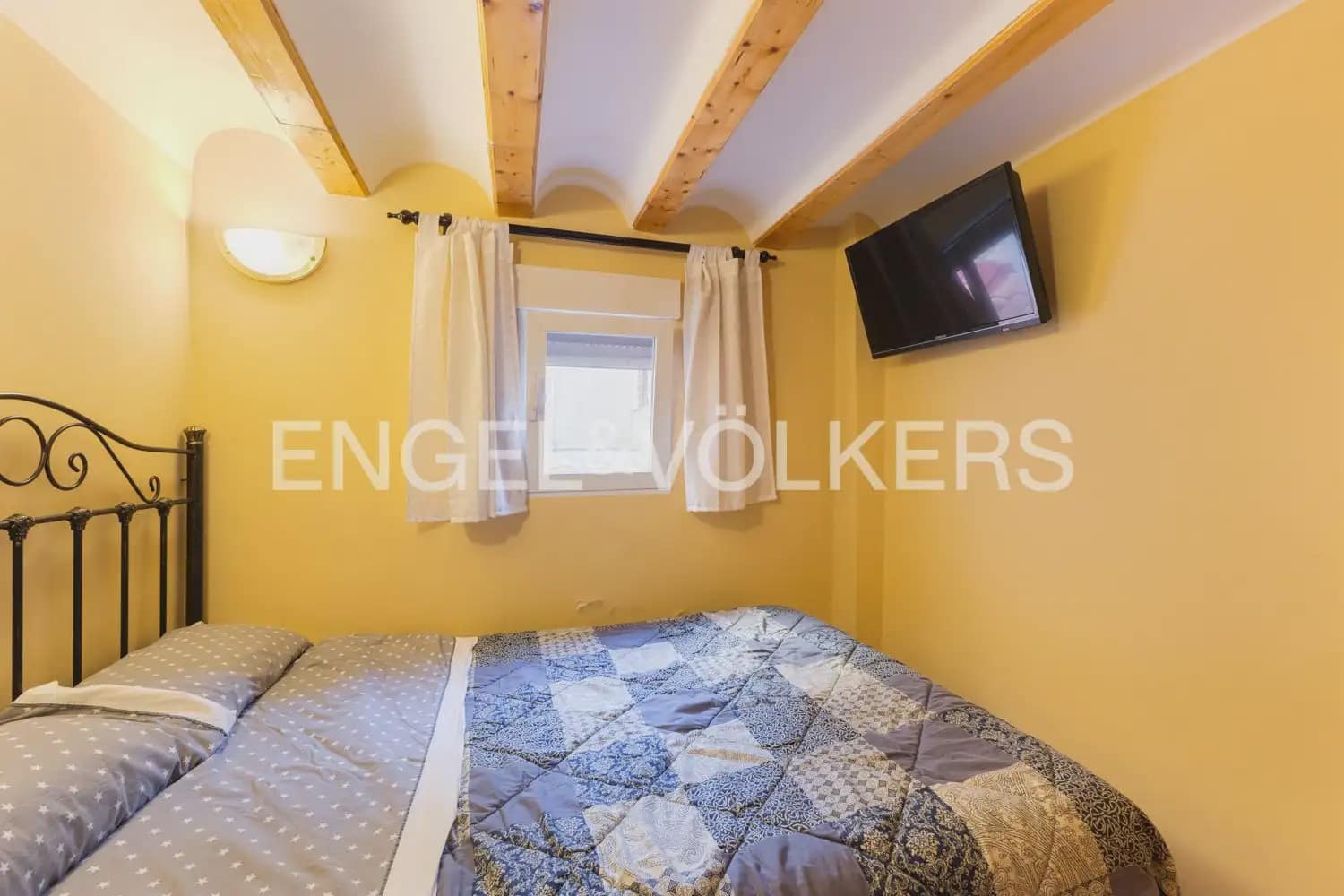 5 bedroom Townhouse for sale in Villar del Arzobispo with pool - € 270,000 (Ref: 9898137)