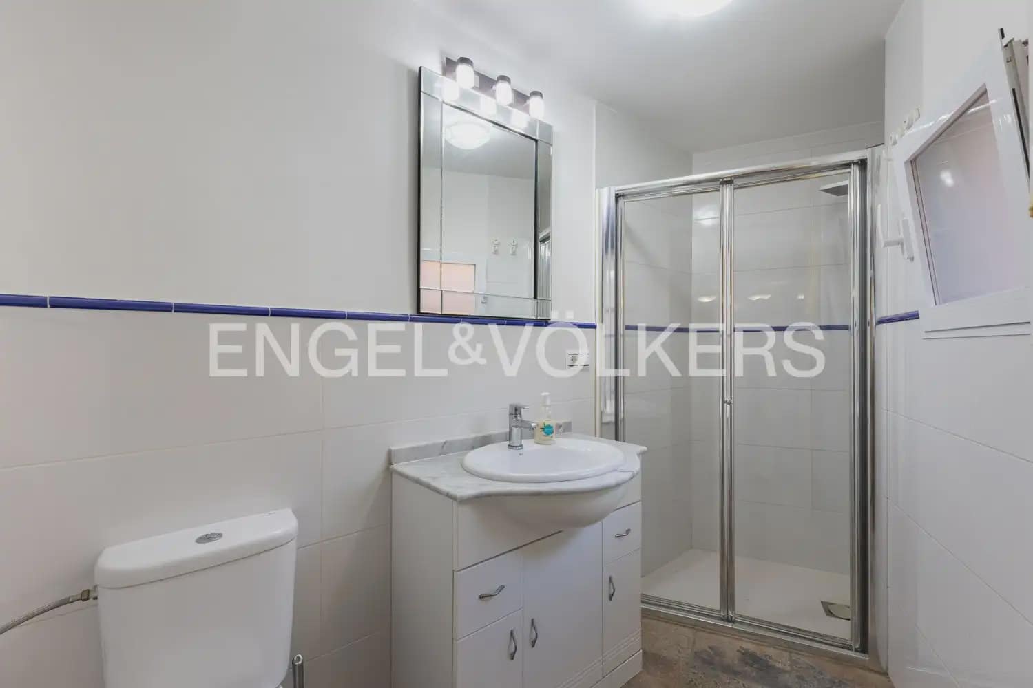 5 bedroom Townhouse for sale in Villar del Arzobispo with pool - € 270,000 (Ref: 9898137)