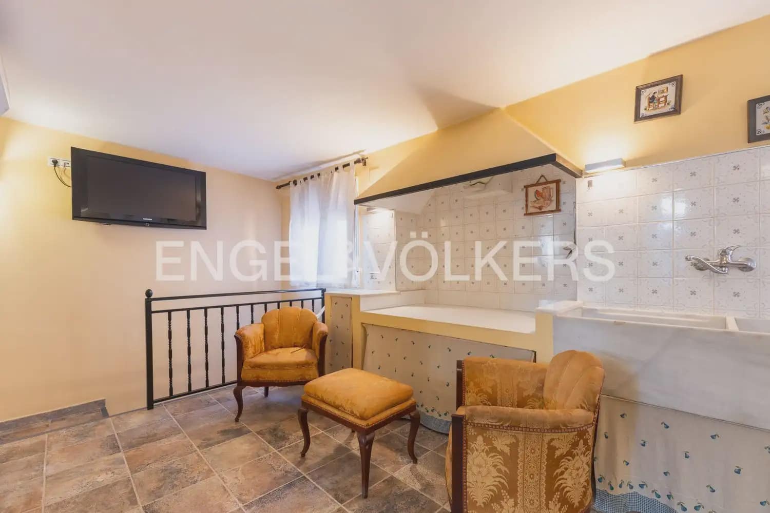 5 bedroom Townhouse for sale in Villar del Arzobispo with pool - € 270,000 (Ref: 9898137)