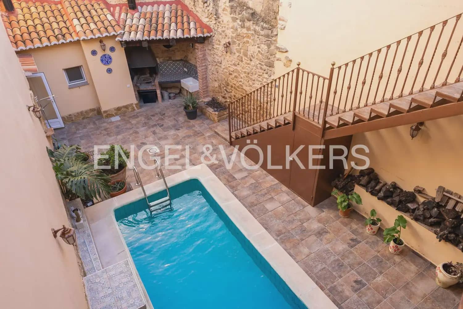 5 bedroom Townhouse for sale in Villar del Arzobispo with pool - € 270,000 (Ref: 9898137)
