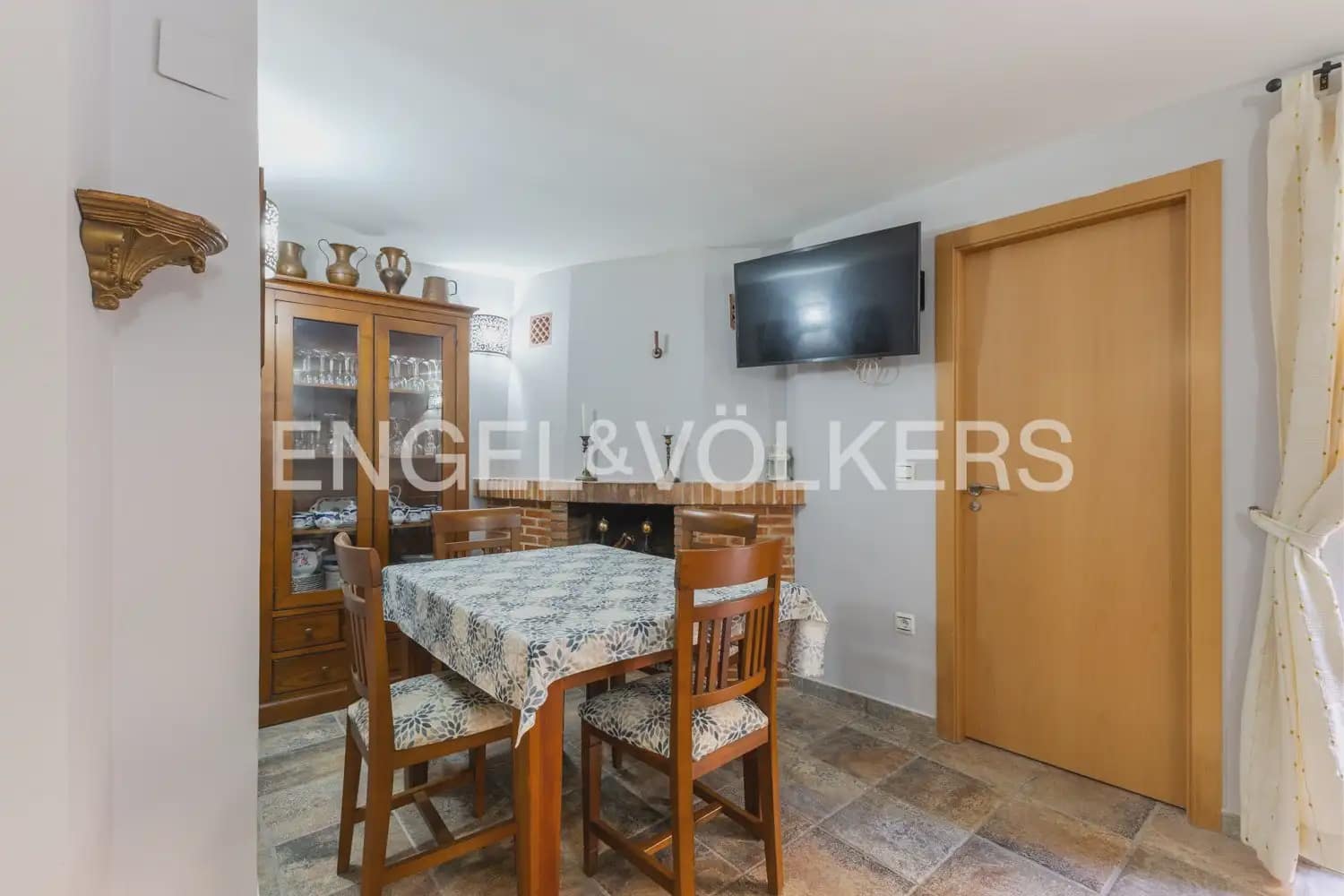 5 bedroom Townhouse for sale in Villar del Arzobispo with pool - € 270,000 (Ref: 9898137)
