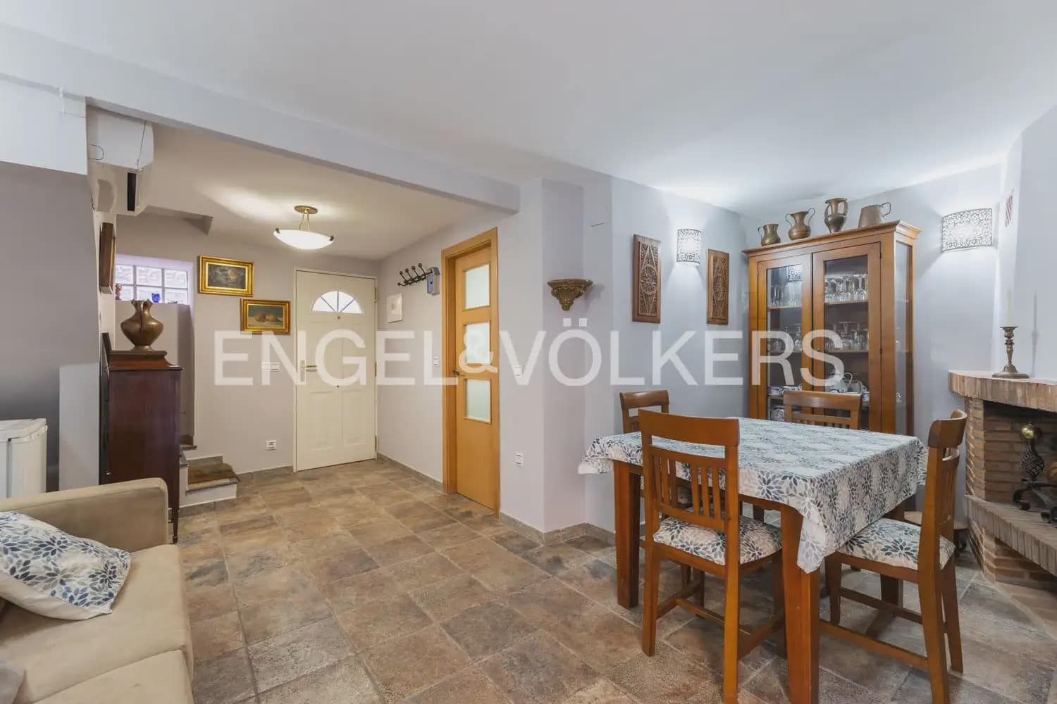 5 bedroom Townhouse for sale in Villar del Arzobispo with pool - € 270,000 (Ref: 9898137)