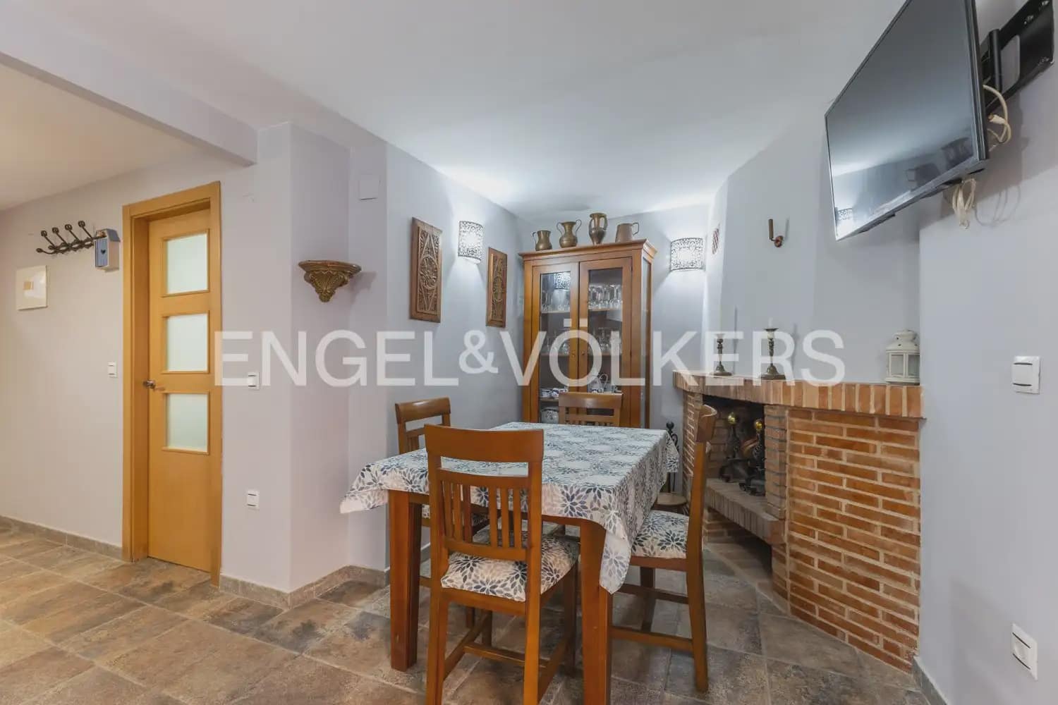5 bedroom Townhouse for sale in Villar del Arzobispo with pool - € 270,000 (Ref: 9898137)