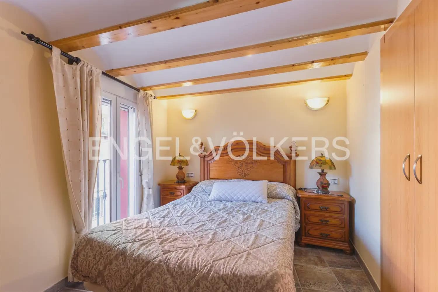 5 bedroom Townhouse for sale in Villar del Arzobispo with pool - € 270,000 (Ref: 9898137)