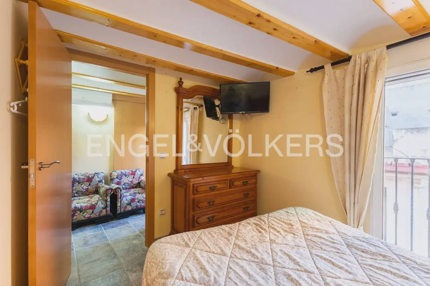 5 bedroom Townhouse for sale in Villar del Arzobispo with pool - € 270,000 (Ref: 9898137)