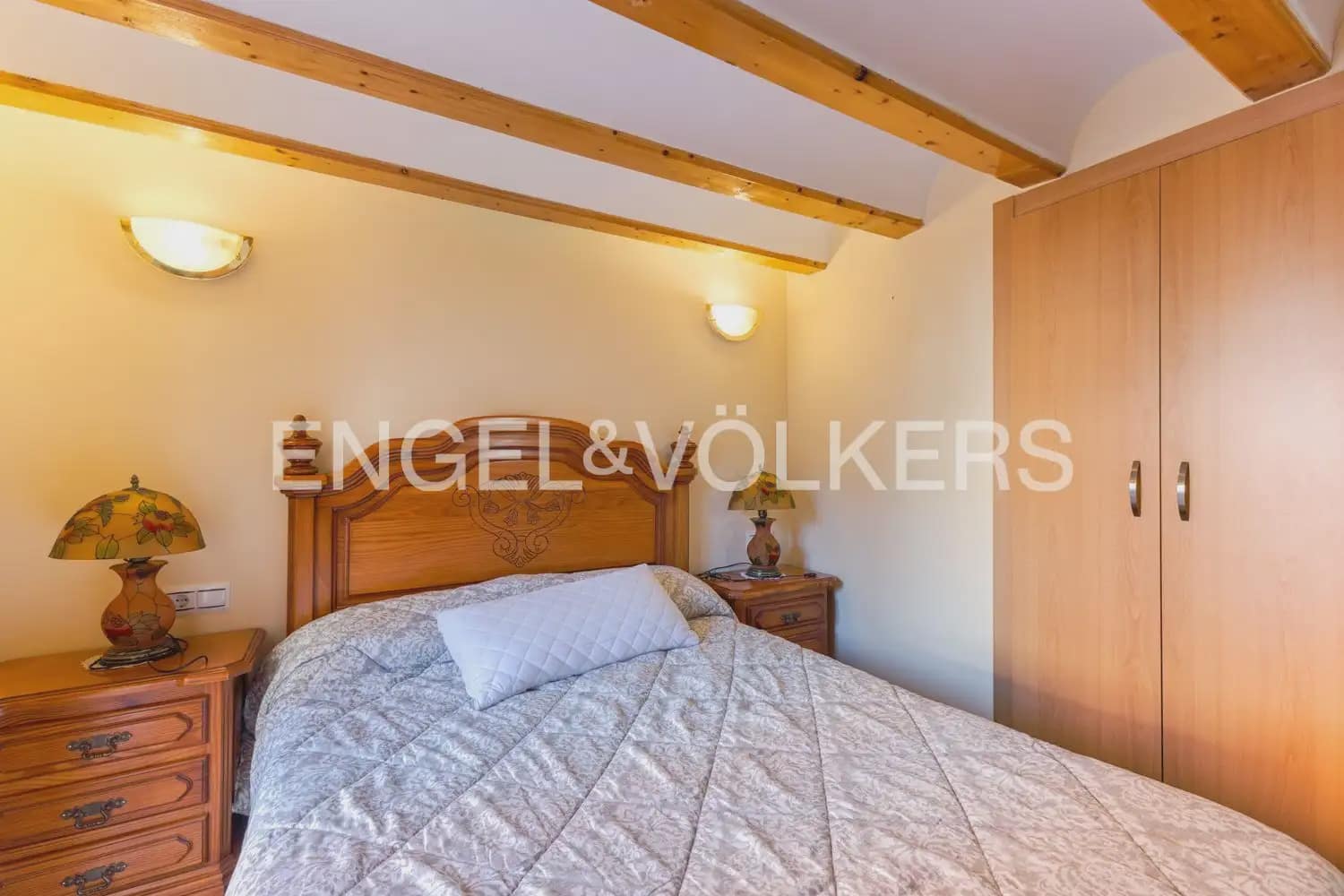 5 bedroom Townhouse for sale in Villar del Arzobispo with pool - € 270,000 (Ref: 9898137)