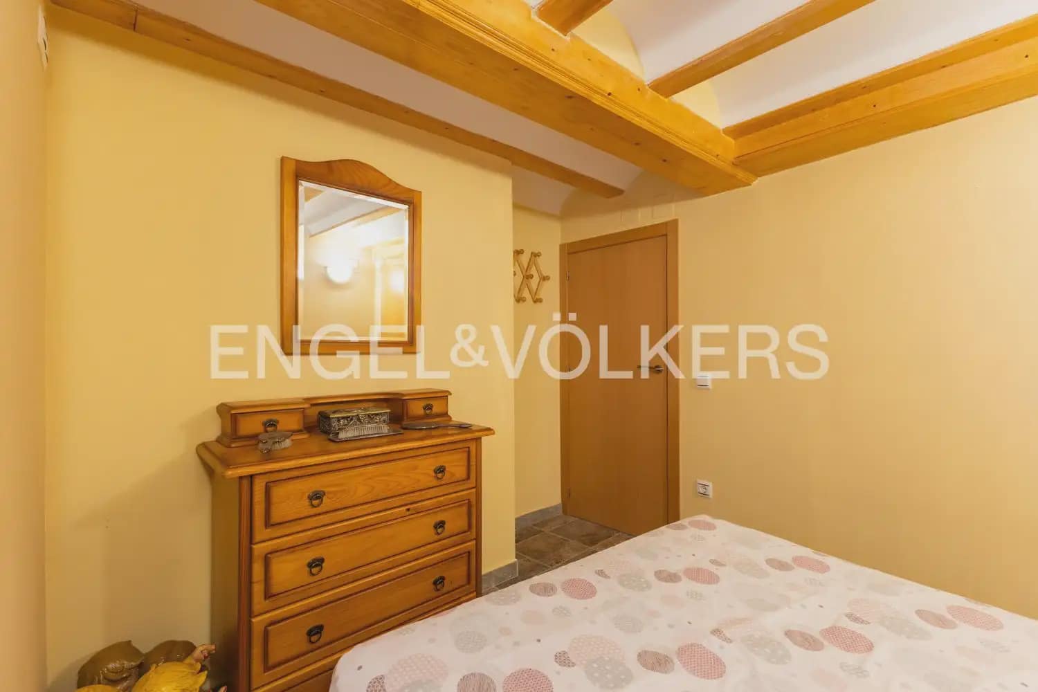 5 bedroom Townhouse for sale in Villar del Arzobispo with pool - € 270,000 (Ref: 9898137)