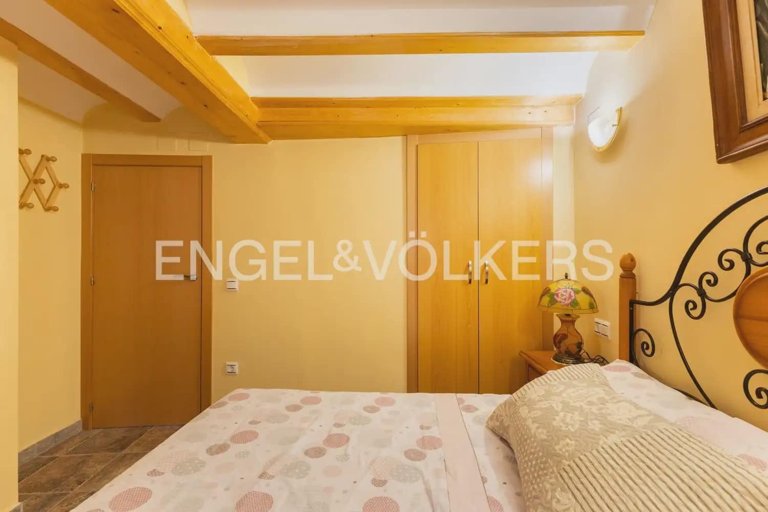 5 bedroom Townhouse for sale in Villar del Arzobispo with pool - € 270,000 (Ref: 9898137)